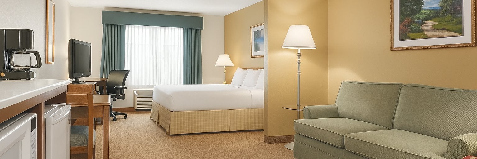 Stay in style and comfort in Country Inn & Suites by Radisson, Mankato Hotel and Conference Center, Minnesota